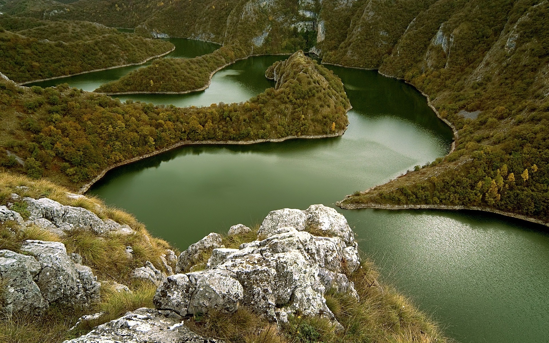 Реках озерах начинается. Река Увац Сербия. Каньон Увац Сербия. Каньон реки Увац Сербия. Озеро Увац Сербия.